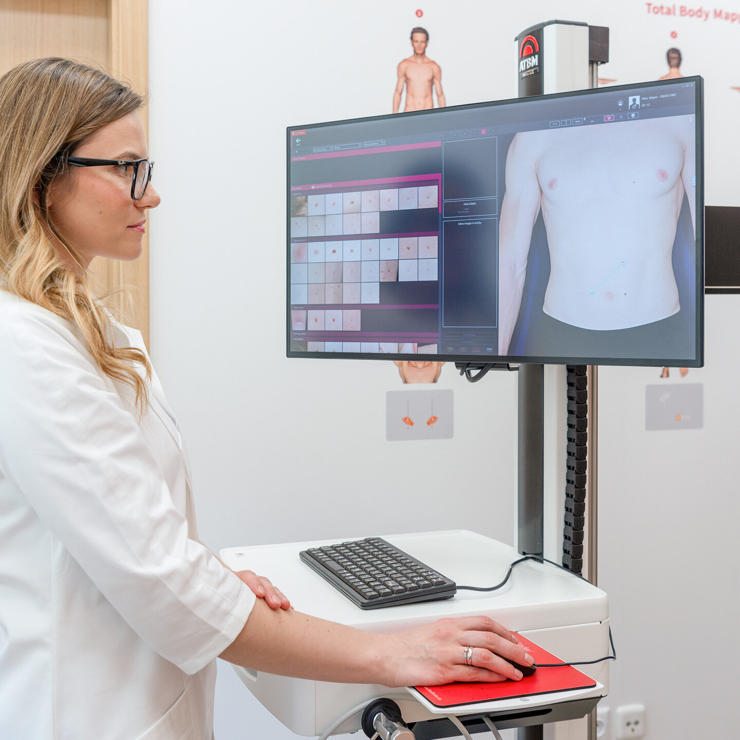 Profissional de saúde usando o ATBM master no consultório